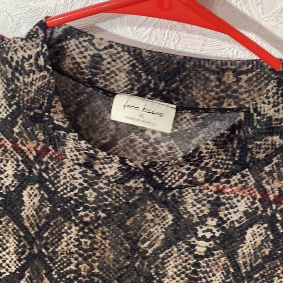 Free Kisses NEW - Sz XL - Reptile Pattern transparent Long Sleeve Top - Picture 4 of 7